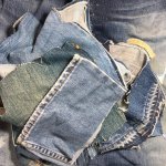 裁ち残りのデニム生地からパッチワークに使えるものをチョイス。