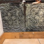 壁のティンパネルも白いビニール製を錆塗装したもの。