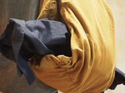 中央部に上着を挟んむことができます。