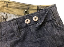 サイドにアジャスト用釦。内側にサスペンダーボタンを装備。