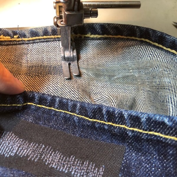 破れ目をタタキで補修。