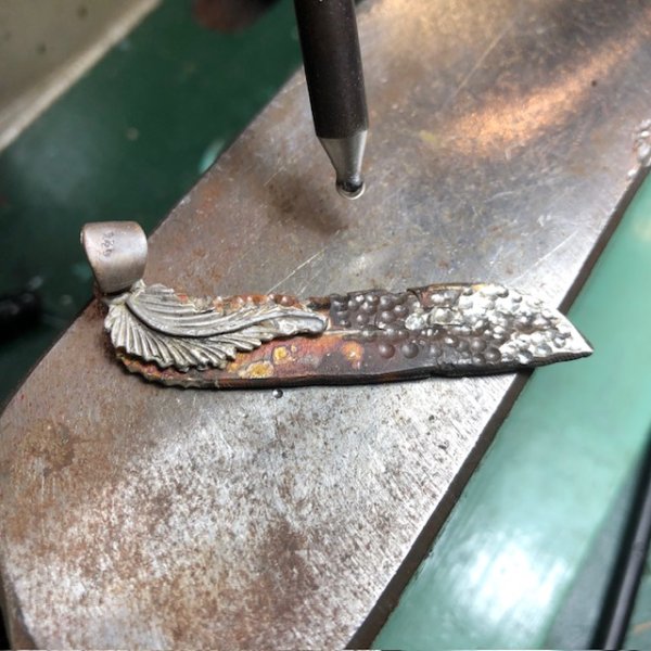 矢坊主（丸鏨）で表面に槌目入れ。