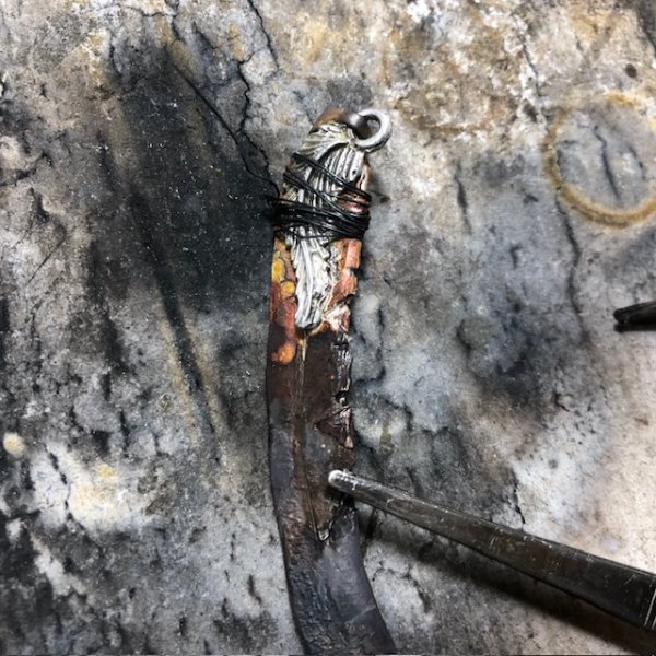 フェザーのついた丸環と接合。