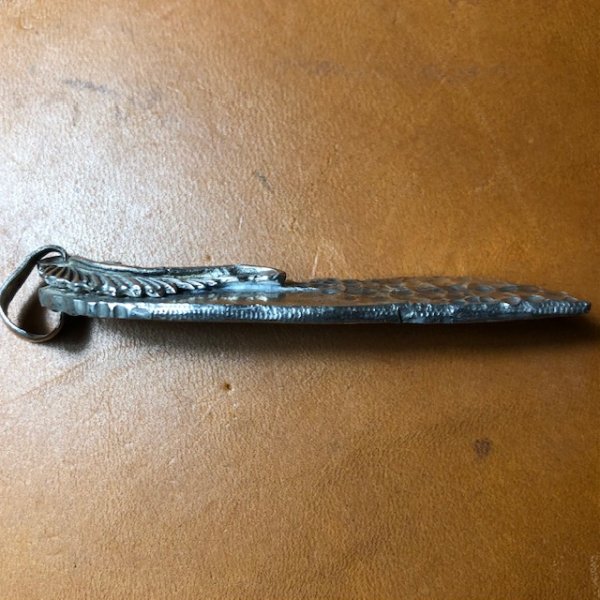 側面にコインのギザが出ています。