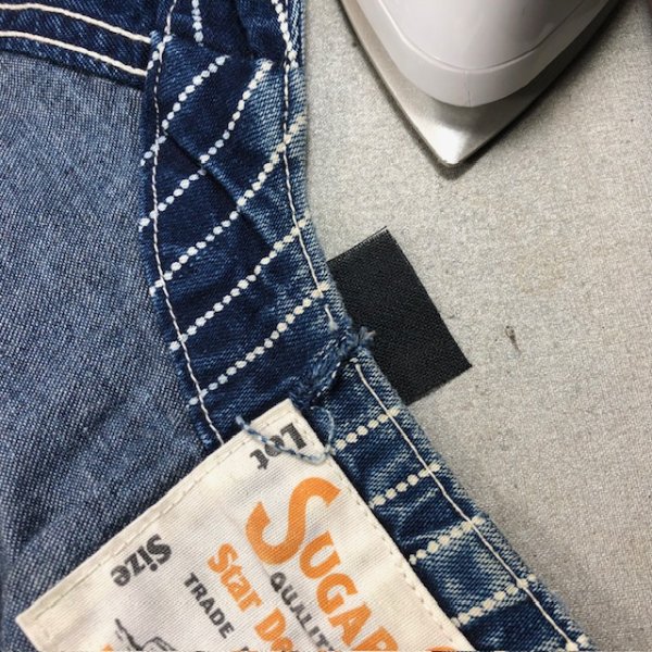 裂け目を覆うように接着芯を貼る。