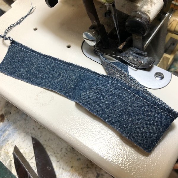 内側に来る縁にはロックミシンをかけておきます。