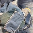 裁ち残りのデニム生地からパッチワークに使えるものをチョイス。