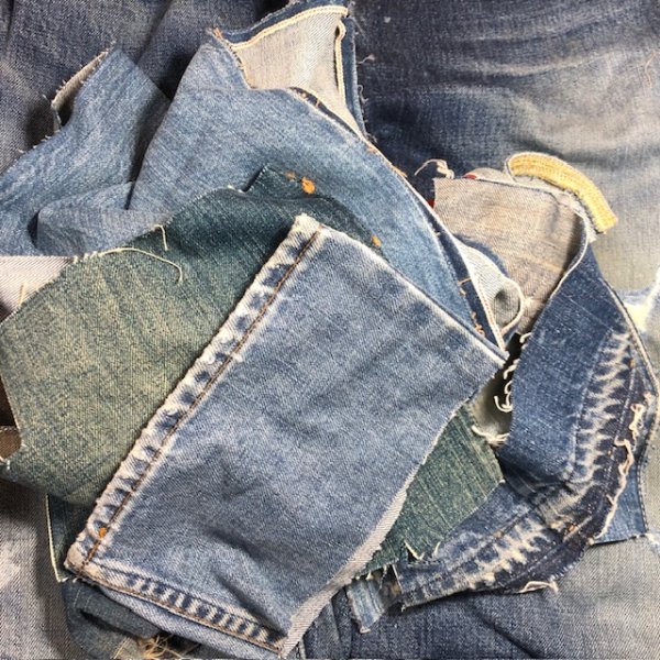 裁ち残りのデニム生地からパッチワークに使えるものをチョイス。