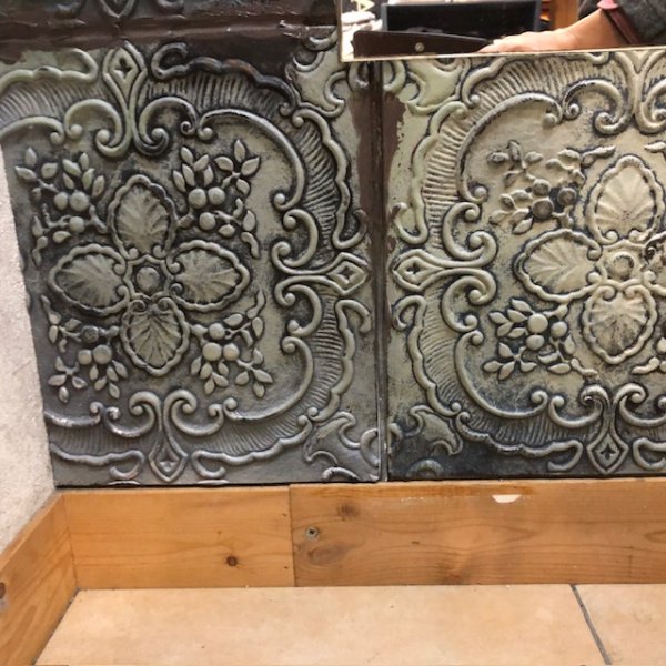 壁のティンパネルも白いビニール製を錆塗装したもの。